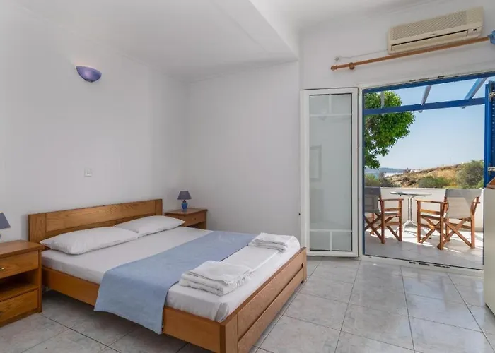 Tina's Adamantas (Milos)