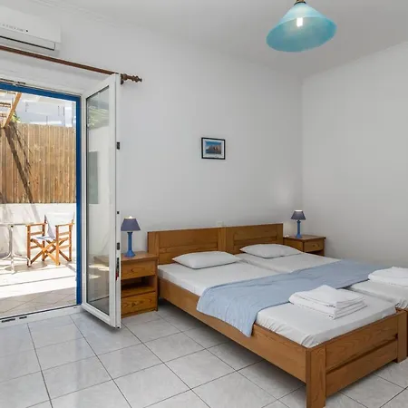 Tina's Adamantas (Milos)