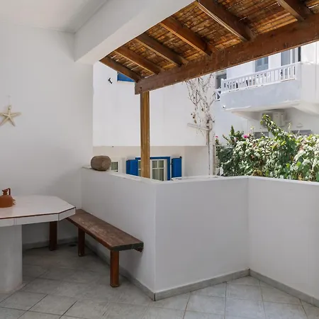 Tina's Adamantas (Milos)